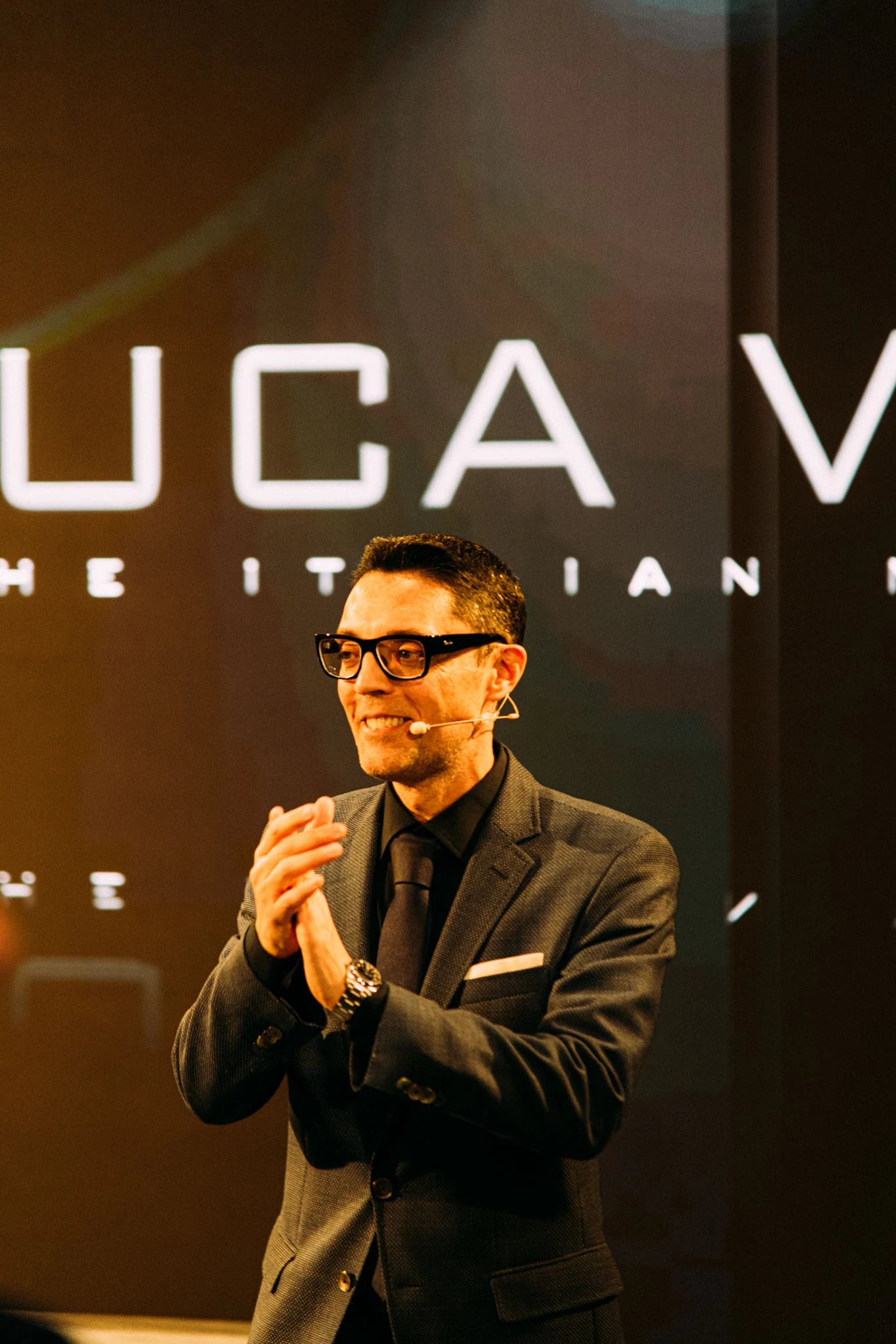 Il mentalista italiano internazionale Luca Volpe sul palcoscenico Il mentalista italiano internazionale Luca Volpe sul palcoscenico